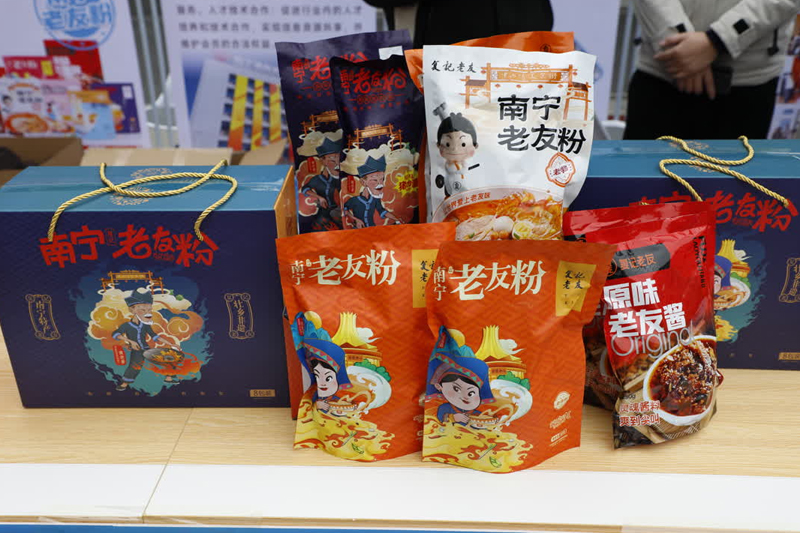 老友粉产品展示。学校供图