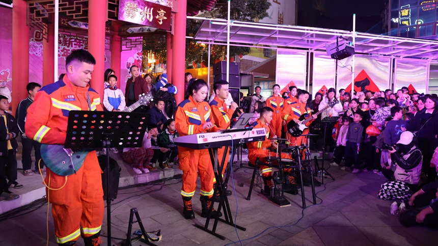 消防“蓝朋友”乐队表演点燃全场