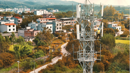 广西移动加速5G基站建设，织就高速网络。区弘哲摄