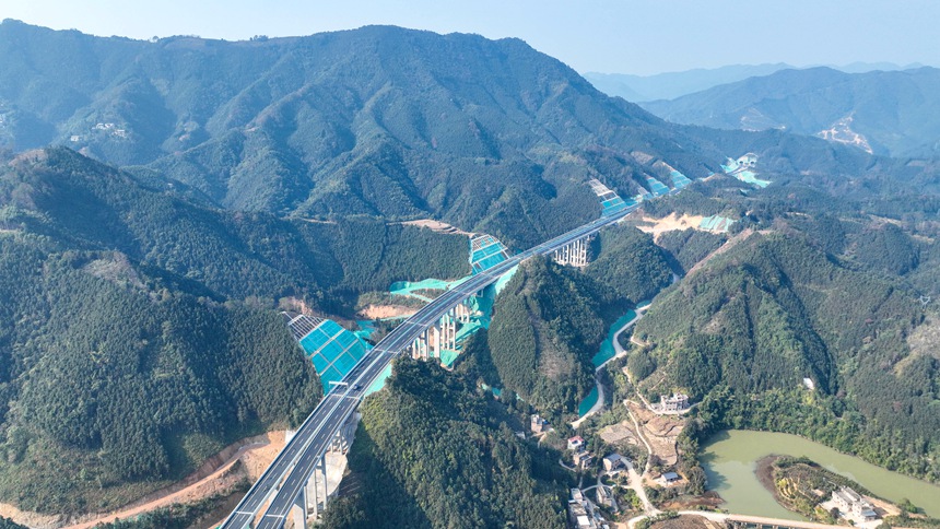 连贺高速4标主线在崇山峻岭间穿梭。覃岑往摄