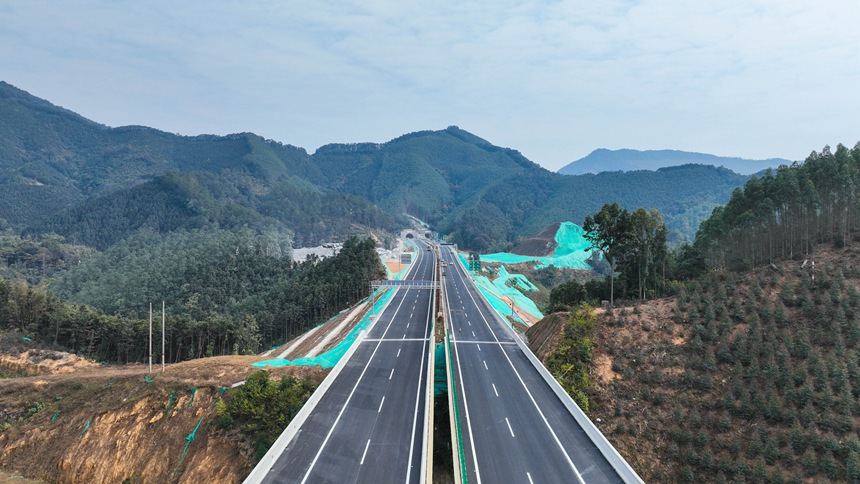 一工区大规模路基挖填方段。覃岑往摄