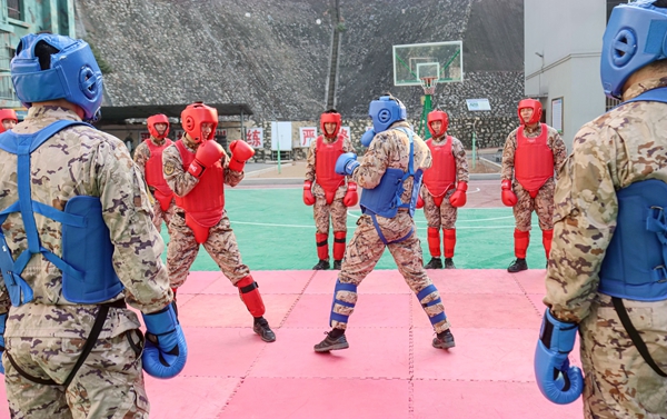 武警官兵开展拳击训练。