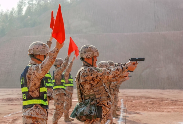 武警官兵进行手枪精度射击考核。