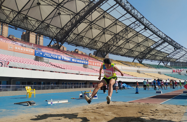 2024年10月30日至11月1日，貴港市第二十五屆中學生田徑運動會在市體育中心舉行，來自全市初中、高中學校共56支代表隊1000多名運動員同場競技。張彬雲攝