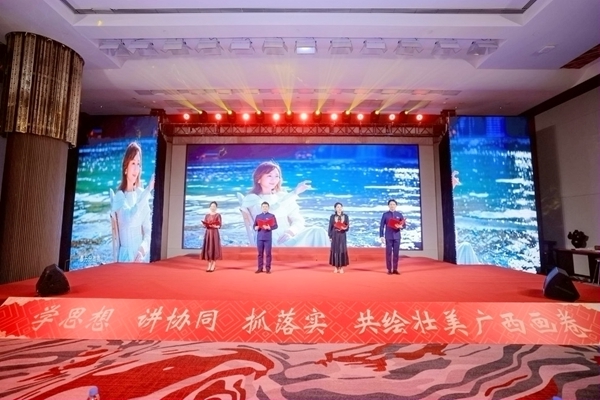 诗朗诵《故乡》。主办方供图