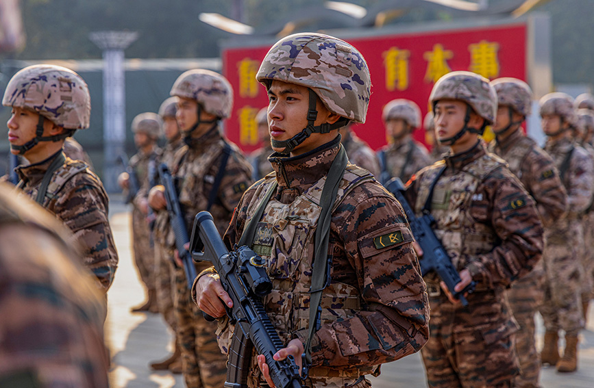 官兵整装待发。