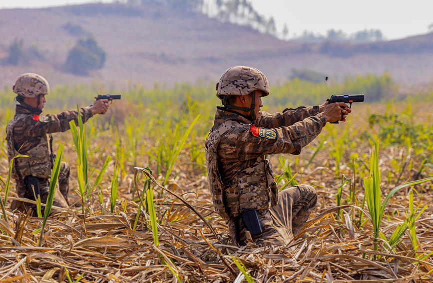 实弹射击。