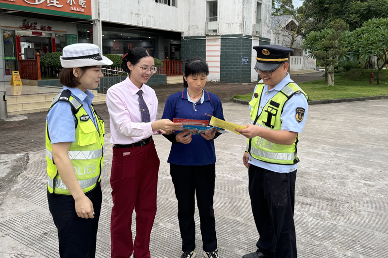 向司乘发放安全宣传单。田文锋摄