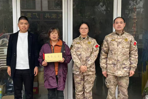 武裝部給軍屬送“光榮之家”牌匾。唐一峰攝