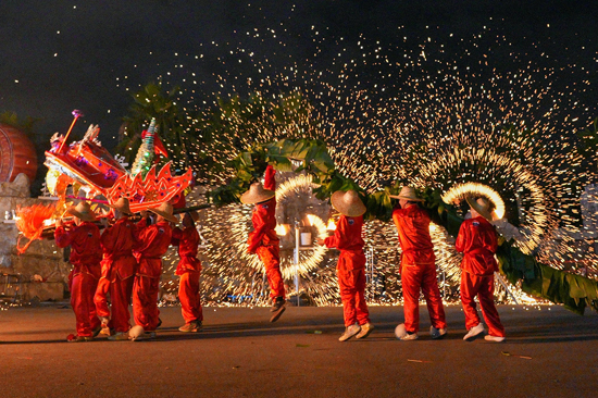 南宁之夜非遗“打铁花”。广旅集团供图