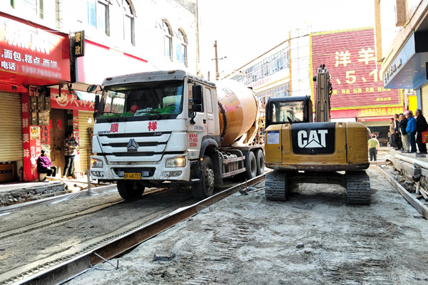 黎村圩桂东路街道改造的施工场景。