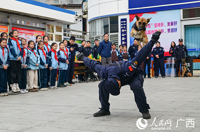 警犬表演。人民网 雷琦竣摄