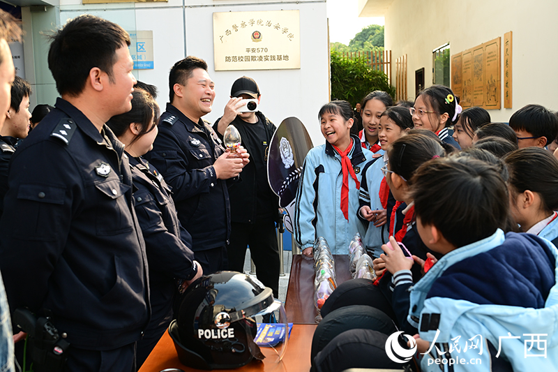 民警向孩子们普法。人民网 雷琦竣摄