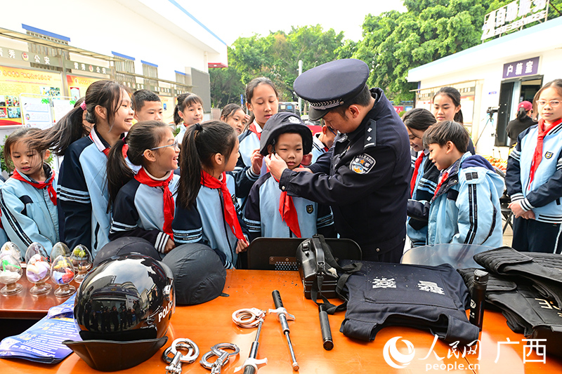 小朋友们体验穿戴警用装备。人民网 雷琦竣摄