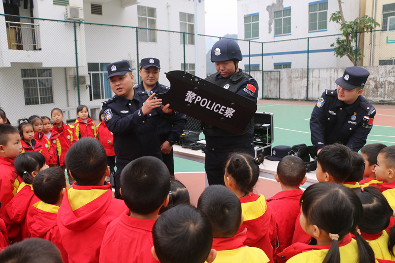 活动现场，民警向孩子们讲解警用装备性能。林倩倩摄