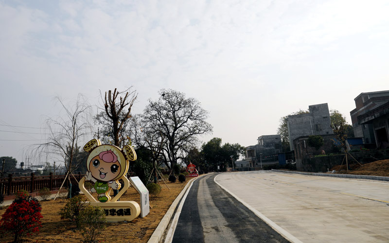 宽阔整洁的羊头街道。陶胜平摄