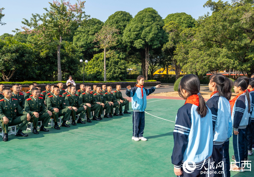 駐地學生為武警官兵表演節目。人民網記者 王勇攝