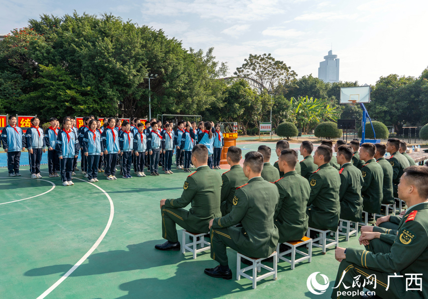 武警官兵觀看駐地學生表演節目。人民網記者 王勇攝