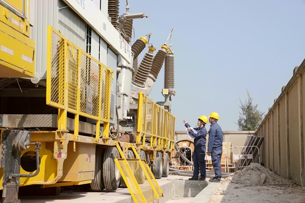 南方電網廣西欽州供電局變電管理二所工作人員對移動式變電站設備進行投運前信息數據核對（翟晉升攝）.jpg