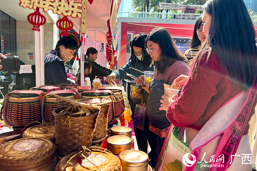 市民正在逛市集。人民网 何宁摄