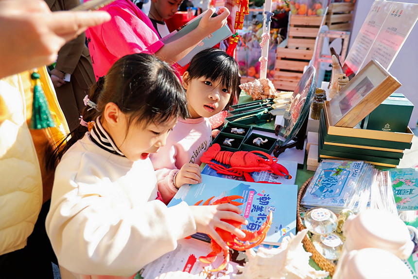 市集的特色产品吸引游客。广西壮族自治区文化和旅游厅供图_