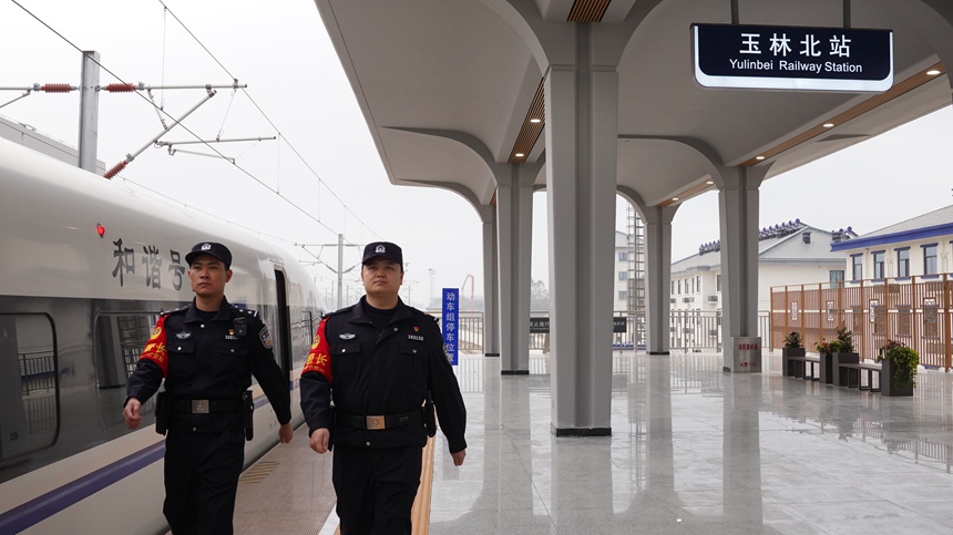 乘警在玉林北站站台巡逻。姚鹏鹏摄