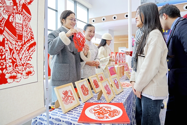 玉林非遗剪纸传承人现场展示剪纸技艺。梁源嵩摄
