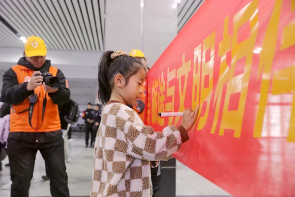 桂林站在候车室组织开展文明出行签名活动,倡导文明出行新风尚。郑长贤摄