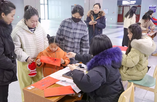 旅客在桂林站候车室体验非物质文化遗产“雕版印刷”活动 。郑长贤摄