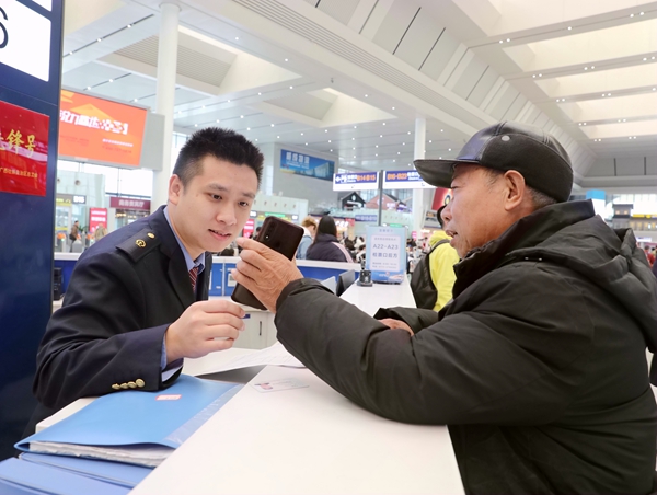 南宁东站客服中心工作人员耐心解答旅客问询。于莉摄