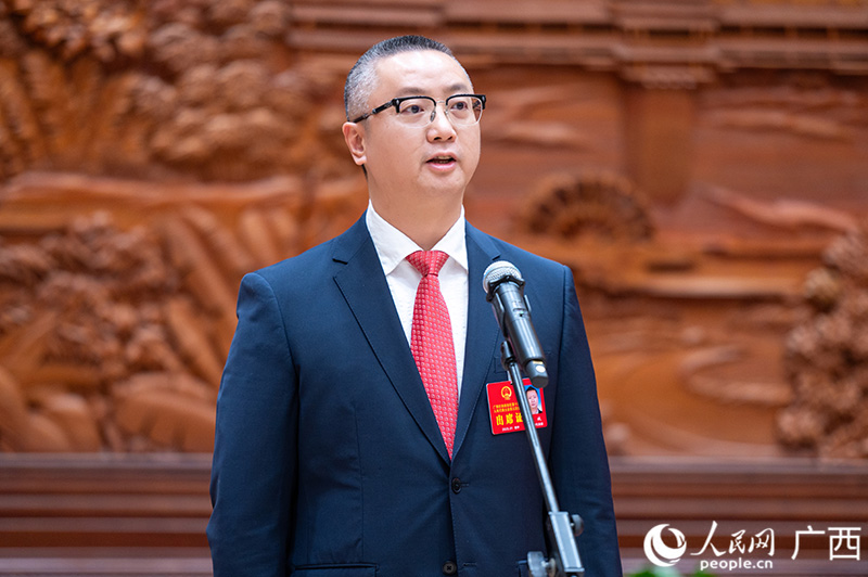 陈诚代表回答记者提问。人民网记者 严立政摄