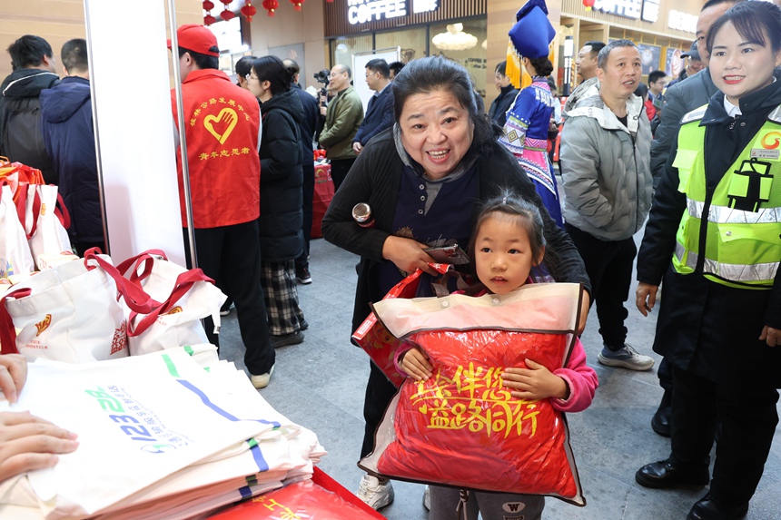 过往司乘人员及旅客在桂林服务区领取暖心礼包。