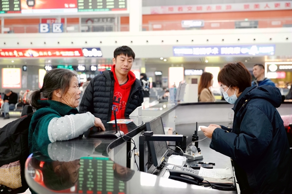 春運首日，柳州站工作人員正在解答旅客問訊。林建強攝