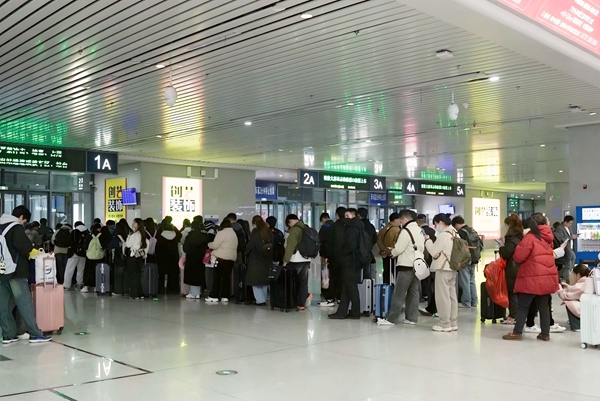 春運首日旅客正在檢票。林建強攝