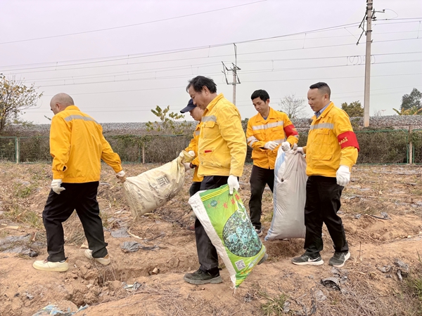 職工在清理黎湛鐵路沿線輕飄物。羅鬆攝