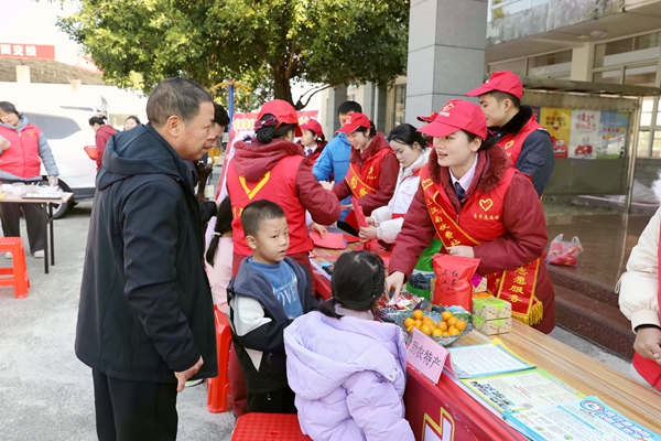 “金花班组”邀请司乘品尝融安金桔。