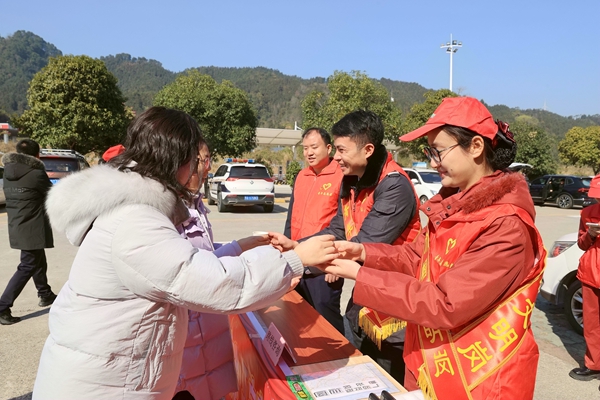 志愿者邀请过往司乘喝姜茶。