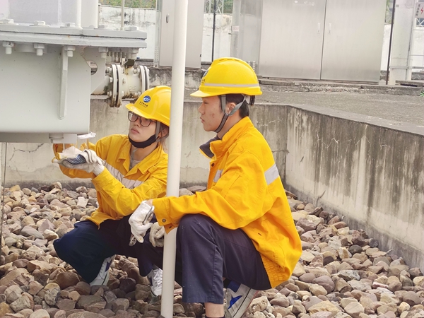 圖為南寧供電段青年突擊隊隊員更換變壓器呼吸器。韋涵淑攝