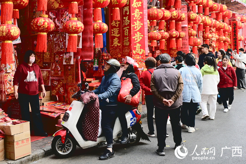 年货市场十分热闹。人民网 雷琦竣摄