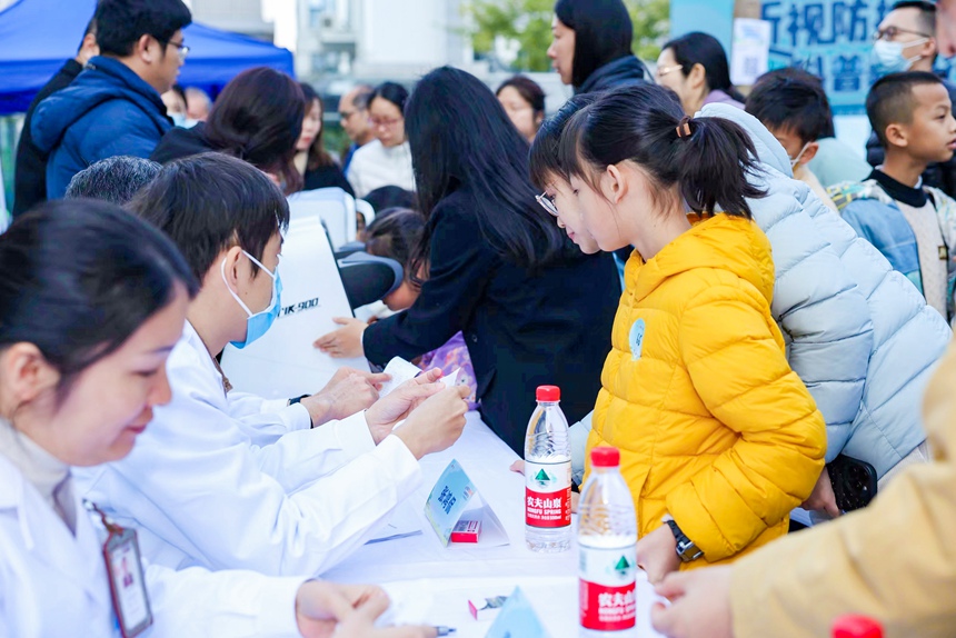 家长带孩子咨询眼科专家。广西医科大学第一附属医院供图