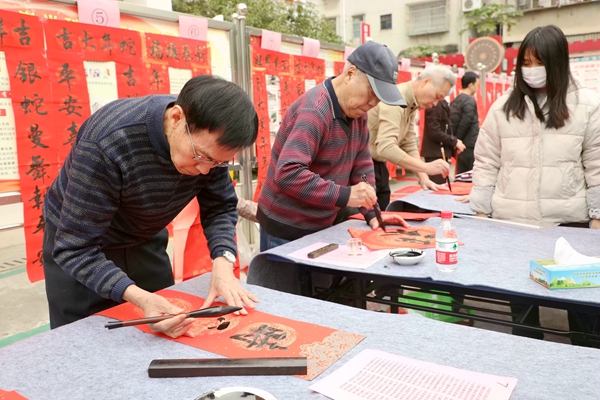 书法老师们挥毫泼墨送祝福。黄玉莹摄