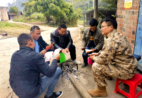 泮水乡武装部进村入户开展征兵动员工作