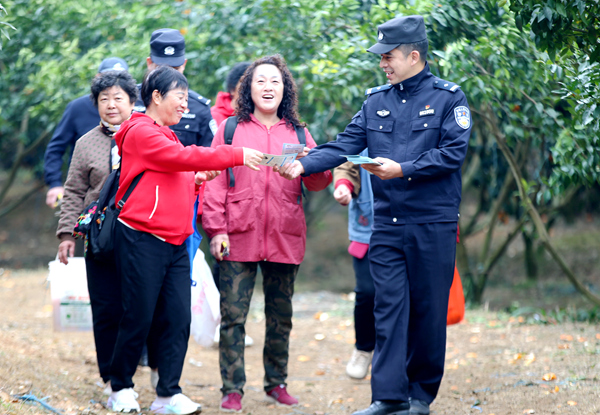 民警与果园游客热情交谈