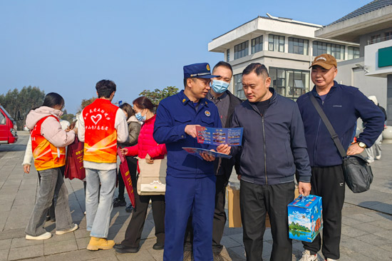 消防宣傳員在動車站出站口向過往旅客講解消防“三清三關”知識。廖明鳳攝