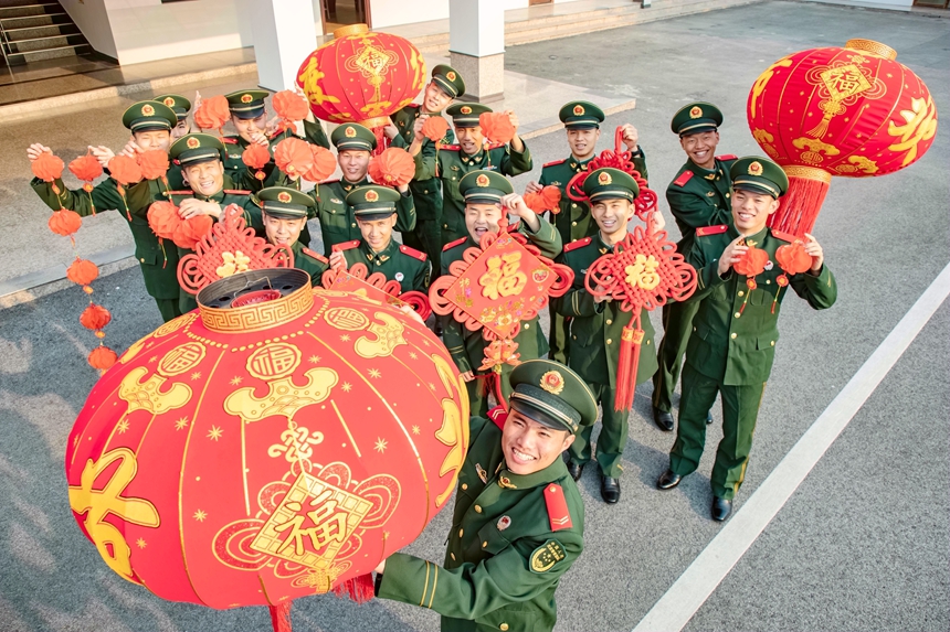 武警廣西總隊防城港支隊官兵親手扮靚營區，喜迎新春佳節。