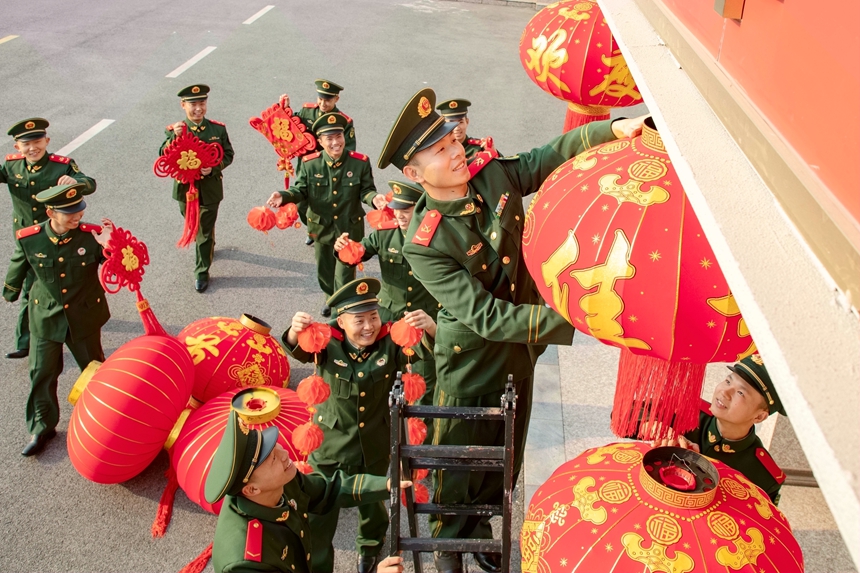 武警廣西總隊防城港支隊官為營區挂上新年燈籠，喜迎新春佳節。