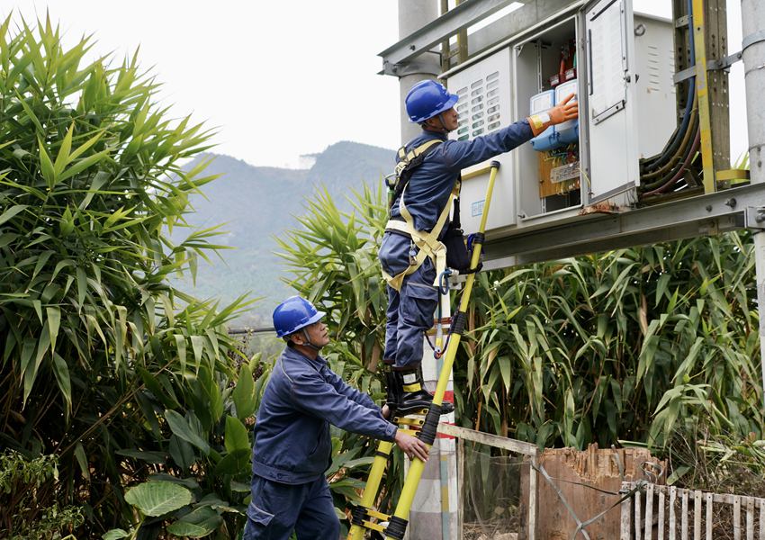 供电所工作人员检查公用变压器，确保居民用电安全。马聪摄