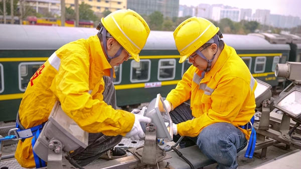 为确保春运期间铁路供电系统安全稳定运行，南宁供电段加强接触网设备检测分析力度，图为1月14日，该段检测车间职工对补光灯进行更换。刘航兵 摄 2 (2).jpg