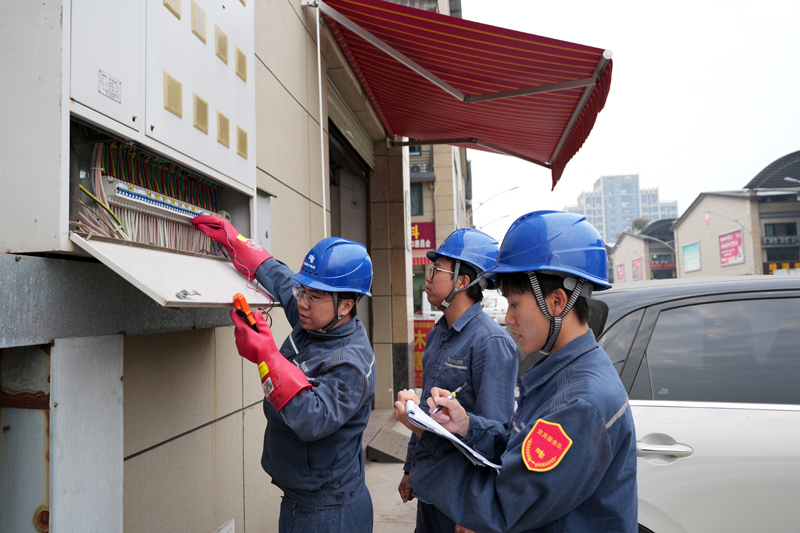 工作人员对玉林国际香料交易中心的配电设备、线路进行全面巡视排查。温靖铭摄