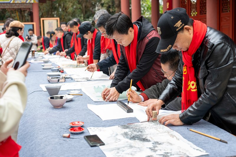 当地美术家和书法家们携手为市民群众义写春联送祝福，喜迎新年到来。何华文摄